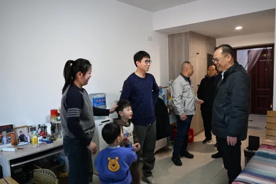 公司領(lǐng)導(dǎo)受李玉田董事長委托并代表董事長慰問節(jié)日期間堅守崗位的一線員工